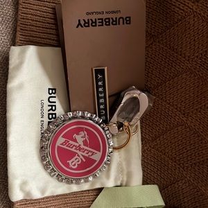 Burberry gold/silver key ring
